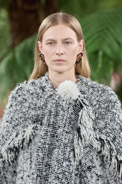 Look 3